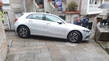 Coche atrapado en Combarro, Pontevedra. Foto. (Facebook Policía Local Poio).