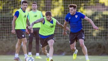 Ibai Gómez ante Iñigo Martínez.