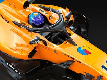 El diseño Está inspirado por el propio Fernando Alonso, basado en el distintivo azul, amarillo y rojo de los colores de su casco (los que rinden un homenaje considerable a su región natal de Asturias, en el norte de España).