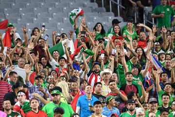 Mexico fans cheer during their 2017 CONCACAF Gold Cup quarterfinal match against Honduras at the University of Phoenix Stadium on July 20, 2017 in Glenmont, Arizona. / AFP PHOTO / Robyn Beck