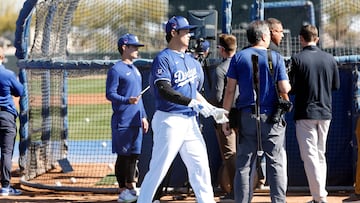 GLENDALE, ARIZONA - FEBRUARY 14: Shohei Ohtani #17 of the Los Angeles Dodgers flips his bat after taking batting practice during workouts at Camelback Ranch on February 14, 2024 in Glendale, Arizona. Chris Coduto/Getty Images/AFP (Photo by Chris Coduto / GETTY IMAGES NORTH AMERICA / Getty Images via AFP)