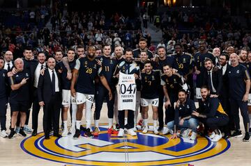 Sergio Llull, el jugador con más partidos disputados en la historia del Real Madrid, posa con toda la plantilla del equipo blanco, jugadores, técnicos y miembros del staff.