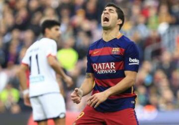 Luis Suárez se lamenta de una ocasión fallida.