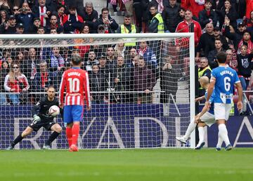 El centrocampista del Alavés, Jon Guridi, marca el 0-1 de penalti. 
 