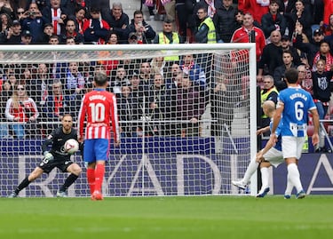 El centrocampista del Alavés, Jon Guridi, marca el 0-1 de penalti. 
 