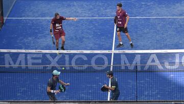 Paquito Navarro se lamenta con Tello, mientras que V¨ªctor Ruiz y Bergamini se felicitan.