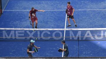 Paquito Navarro se lamenta con Tello, mientras que Víctor Ruiz y Bergamini se felicitan.