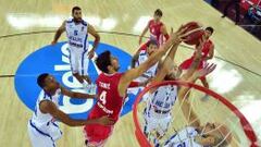 Vassilis Spanoulis (en el centro, con bal&oacute;n) intenta dejar una bandeja ante el croata Ante Tomic.