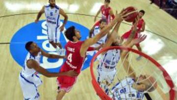 Vassilis Spanoulis (en el centro, con bal&oacute;n) intenta dejar una bandeja ante el croata Ante Tomic.