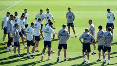 Luis Enrique da instrucciones a los internacionales en el &uacute;ltimo entrenamiento previo al partido de esta noche frente a Georgia en el Nuevo Vivero de Badajoz