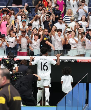 El brasileño saluda el público que no se ha querido perder la presentación del nuevo jugador. 

