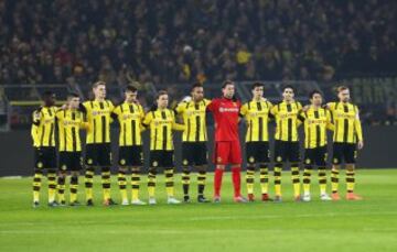 Los jugadores del Borussia Dortmund guardan un minuto de silencio en memoria de las víctimas del atentado al mercado navideño de Berlín.