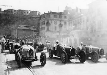 La creaci車n del Mundial de F車rmula 1 data de 1950, concretamente el 13 de mayo fue cuando se disput車 el primer gran premio en Silverstone, y M車naco ya estuvo presente esa temporada, pero antes ya se disputaban carreras en el Principado. La primera fue 21 a?os antes, en 1929. Antony Nogh豕s, que lleg車 a ser presidente del Automobile Club de M車naco entre 1940 y 1953, fue la figura clave tanto en la creaci車n del Rally de Montecarlo como en la del gran premio. William Grover-Williams tuvo el honor de ser el primer vencedor con un Bugatti Type 35B.