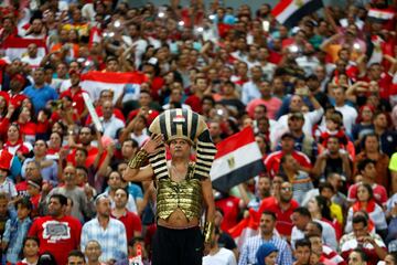 Aficionados egipcios en la grada animando en el aprtido de su selección contra Uganda jugado en Alejandría.