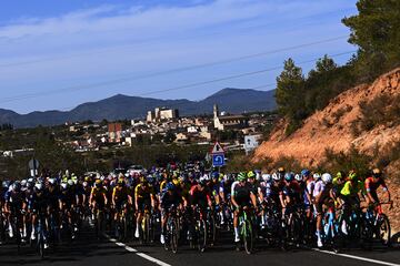 El pelotón en un momento de la etpa 4, entre Andorra la Vella y Tarragona.