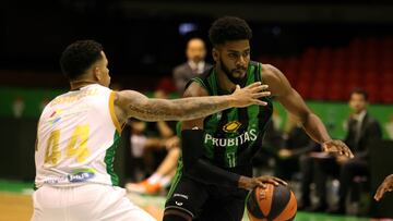 Shawn Dawson trata de superar la defensa de Campbell en el Coosur Betis - Joventut de la 2ª jornada de la Liga Endesa.