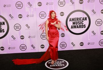 Kali Uchis posa antes del inicio de la entrega de premios. 