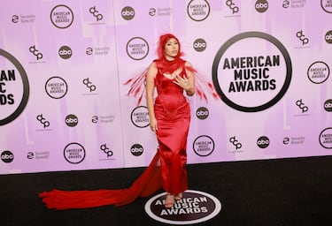 Kali Uchis posa antes del inicio de la entrega de premios. 