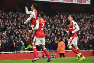 Arsenal's Chilean striker Alexis Sanchez (L) celebrates with teammates after scoring the opening goal of the English Premier League football match between Arsenal and Hull City at the Emirates Stadium in London on February 11, 2017.  / AFP PHOTO / Glyn KIRK / RESTRICTED TO EDITORIAL USE. No use with unauthorized audio, video, data, fixture lists, club/league logos or 'live' services. Online in-match use limited to 75 images, no video emulation. No use in betting, games or single club/league/player publications.  / 
