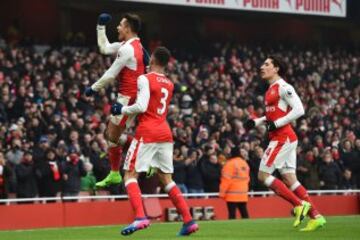 Arsenal's Chilean striker Alexis Sanchez (L) celebrates with teammates after scoring the opening goal of the English Premier League football match between Arsenal and Hull City at the Emirates Stadium in London on February 11, 2017. / AFP PHOTO / Glyn KIRK / RESTRICTED TO EDITORIAL USE. No use with unauthorized audio, video, data, fixture lists, club/league logos or 'live' services. Online in-match use limited to 75 images, no video emulation. No use in betting, games or single club/league/player publications. /
