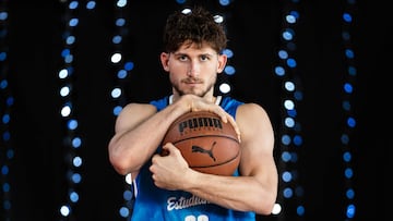 Héctor Alderete, ala-pívot del Movistar Estudiantes, posa para las fotos oficiales del club.