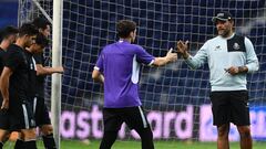 Casillas saluda a Nuno en el entrenamiento del Oporto.