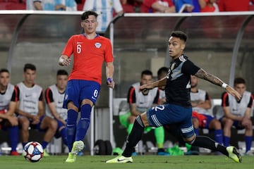 El jugador de la seleccion chilena Alfredo Parot, izquierda, disputa el balon con Lautaro Martinez de Argentina.