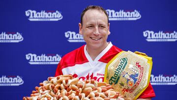 Joey Chestnut, el ganador indiscutible del concurso de comer hot dogs del 4 de julio, ha quedado fuera de la competencia. Esta es la razón de su salida.