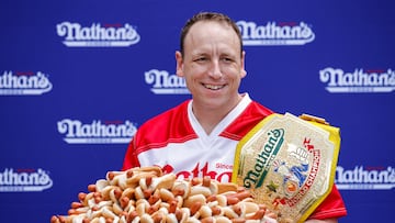 Joey Chestnut buscará otro título más en el ya tradicional concurso de hot dogs. Por ello, te contamos como se hizo millonario con simplemente comer.