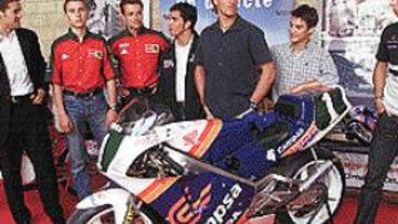 <b>ARMADA ESPAÑOLA.</B> Checa, Lorenzo, Alzamora, Elías, Gibernau, Pedrosa y Olivé, con la 250 de Pons.