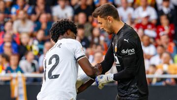 Thierry Rendall le coloca a Rivero el brazalete de capitán en el debut del guardameta en la Liga. 