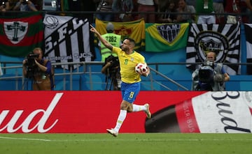 1-2. Renato Augusto celebró el primer gol.