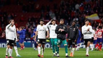 Los jugadores del Valencia tras el partido de la jornada 26 de LaLiga Santander que Atlético de Madrid y Valencia FC disputaron este sábado en el Cívitas Metropolitano, en Madrid. EFE/Rodrigo Jiménez