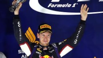 Vettel levanta el trofeo que le acredita como segundo mejor en el asfalto de Marina Bay.