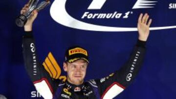 Vettel levanta el trofeo que le acredita como segundo mejor en el asfalto de Marina Bay.