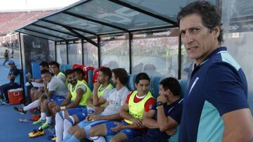 Mario Salas en la banca de la UC en el Estadio Nacional.
