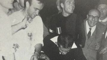 El &aacute;rbitro del Bolonia-Anderlecht de 1964 lanza una moneda para deshacer el empate.
 