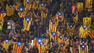 Esteladas en el Camp Nou.