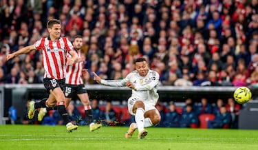 0-1. Arranca Kylian Mbappé casi desde el centro del campo, se planta en el balcón del área del Athletic y finaliza con la derecha, al palo largo de Unai Simón.