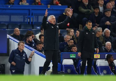 Carlo Ancelotti, entrenador del Real Madrid, protesta con los brazos en alto una acción del encuentro.