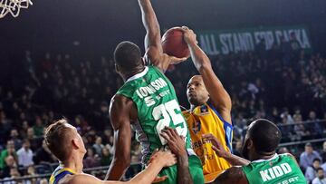 EPA1876. ESTAMBUL (TURQUÍA), 10/01/2018.- El jugador del Gran Canaria, Eulis Baez (2d), intenta encestar ante los jugadores del Darussafaka, Jajuan Johnson (2i) y Stanton Kidd, durante el partido de la Eurocopa de baloncesto disputado en Estambul,