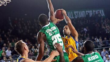 EPA1876. ESTAMBUL (TURQU&Iacute;A), 10/01/2018.- El jugador del Gran Canaria, Eulis Baez (2d), intenta encestar ante los jugadores del Darussafaka, Jajuan Johnson (2i) y Stanton Kidd, durante el partido de la Eurocopa de baloncesto disputado en Estambul, 