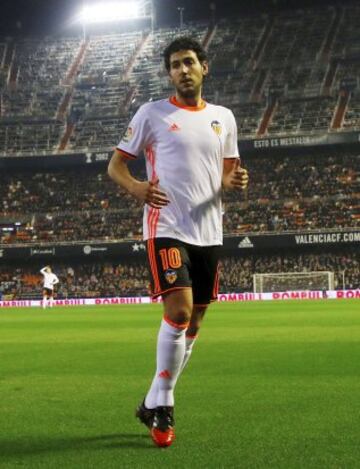 Canterano del Real Madrid, destacó en todoas las categorías del fútbol base madridista. En verano de 2009 se marchó tras pasado al Getafe y del club azulón se marchó al Valencia dos temporadas después, verano de 2011. Continúa en el club valenciano y es el capitán del Valencia.