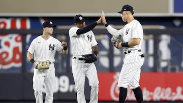 NEW YORK, NEW YORK - AUGUST 01: Aaron Judge #99 of the New York Yankees celebrates with teammates Aaron Hicks #31 (C) and Andrew Benintendi #18 (L) after defeating the Seattle Mariners the at Yankee Stadium on August 01, 2022 in New York City.   Jim McIsaac/Getty Images/AFP
== FOR NEWSPAPERS, INTERNET, TELCOS & TELEVISION USE ONLY ==