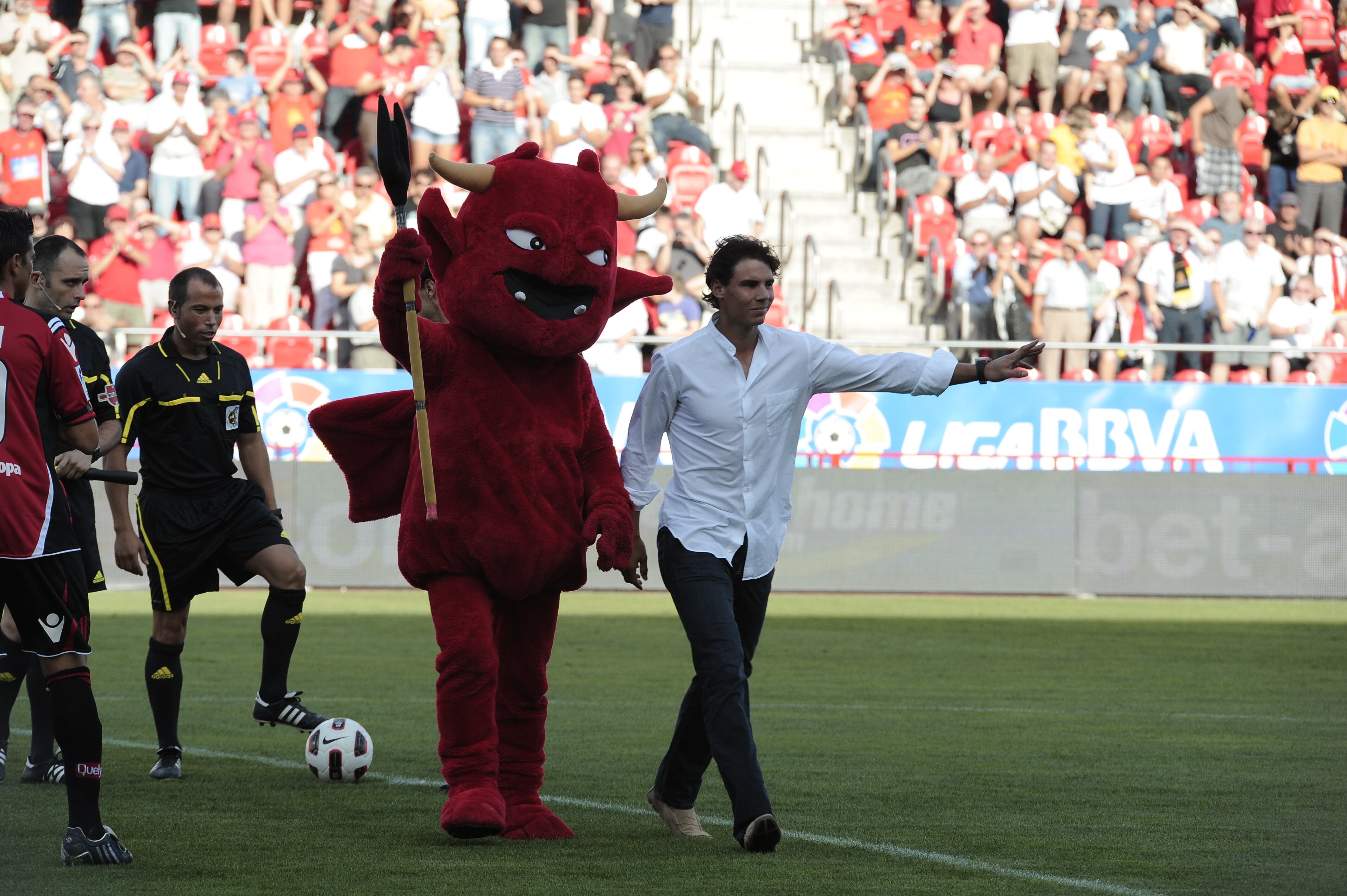 Rafa Nadal saluda al público de Son Moix tras realizar el saque de honor en un Mallorca-Osasuna en septiembre de 2010.