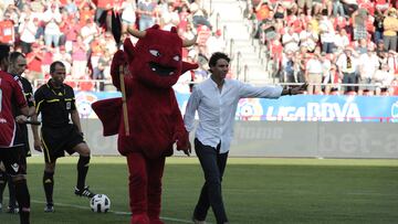 Rafa Nadal saluda al público de Son Moix tras realizar el saque de honor en un Mallorca-Osasuna en septiembre de 2010.