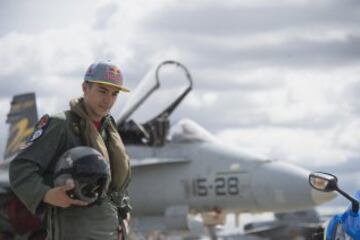 El piloto de Suzuki Maverick Viñales  ha pilotado el avión de combate F-18 de la Base Aérea de Zaragoza, con el que ha pasado del asfalto del circuito de MotorLand, donde competirá el próximo domingo en MotoGP, al cielo de Aragón. Viñales, cuyo nombre, Maverick, se debe al fervor que sentía su padre, Ángel, por el protagonista de la película "Top Gun" que protagonizaba Tom Cruise, y en el que interpretaba el papel de un piloto de combate, ha logrado hoy hacer realidad otra de sus pasiones al subirse a un caza del ejército español.