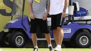 <b>A LA ESPERA. </b>Sergio, recién llegado al Espanyol, conversa con Pochettino durante el entrenamiento.