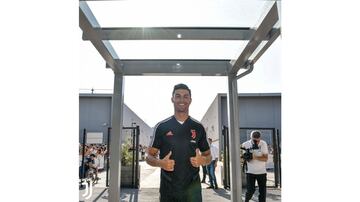 El delantero portugués de la Juventus de Turín ha vuelto a los entrenamientos con el club italiano tras unas vacaciones junto a su familia y amigos.
