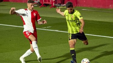 Adrián González pone un centro en Montilivi.